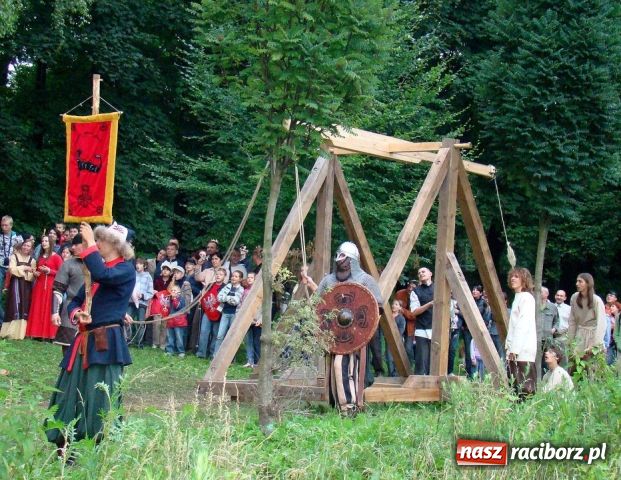 Zdjęcie w galerii na portalu naszraciborz.pl: Średniowieczny gród na Zamkowej wiadomości z regionu