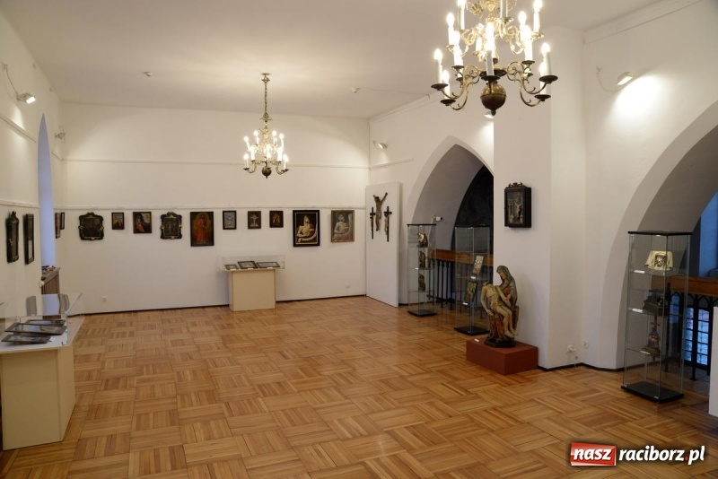 Zdjęcie w galerii na portalu naszraciborz.pl: Chrystus w sztuce ludowej. Wernisaż wystawy w Muzeum  wiadomości z regionu