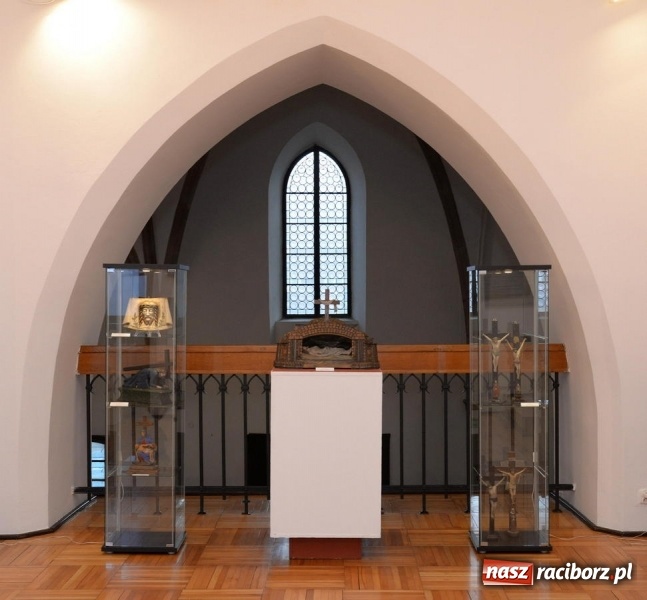 Zdjęcie w galerii na portalu naszraciborz.pl: Chrystus w sztuce ludowej. Wernisaż wystawy w Muzeum  wiadomości z regionu