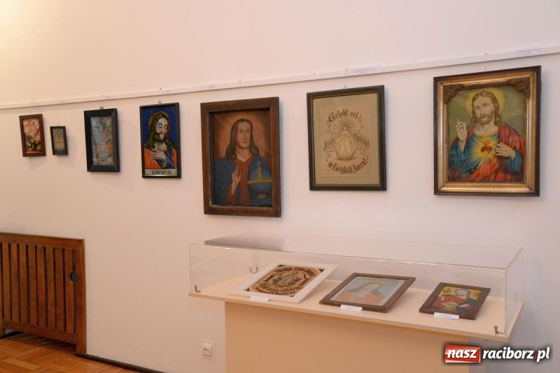 Zdjęcie w galerii na portalu naszraciborz.pl: Chrystus w sztuce ludowej. Wernisaż wystawy w Muzeum  wiadomości z regionu