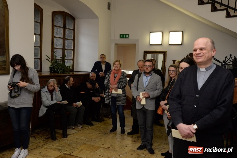 Zdjęcie w galerii na portalu naszraciborz.pl: Chrystus w sztuce ludowej. Wernisaż wystawy w Muzeum  wiadomości z regionu