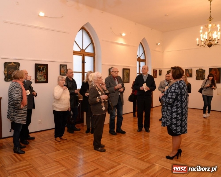 Zdjęcie w galerii na portalu naszraciborz.pl: Chrystus w sztuce ludowej. Wernisaż wystawy w Muzeum  wiadomości z regionu