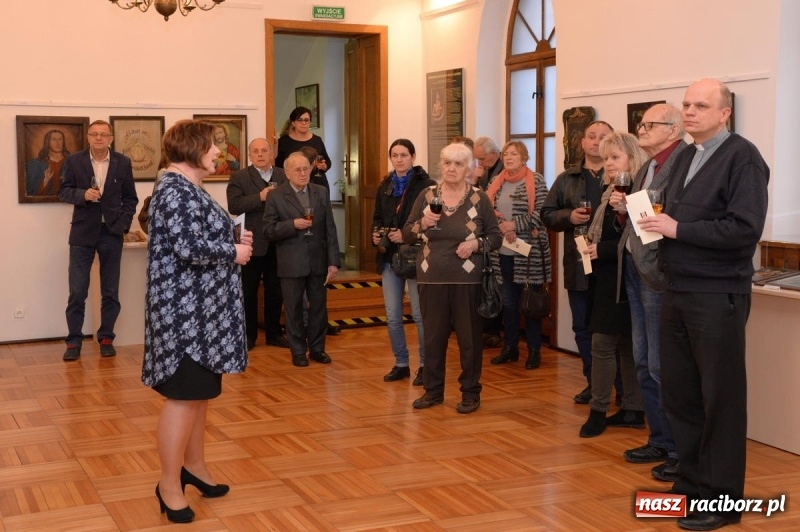 Zdjęcie w galerii na portalu naszraciborz.pl: Chrystus w sztuce ludowej. Wernisaż wystawy w Muzeum  wiadomości z regionu