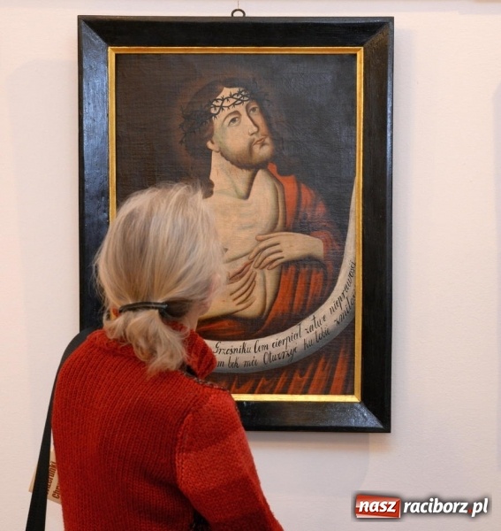 Zdjęcie w galerii na portalu naszraciborz.pl: Chrystus w sztuce ludowej. Wernisaż wystawy w Muzeum  wiadomości z regionu