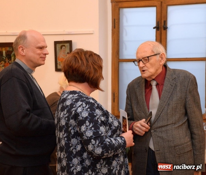 Zdjęcie w galerii na portalu naszraciborz.pl: Chrystus w sztuce ludowej. Wernisaż wystawy w Muzeum  wiadomości z regionu