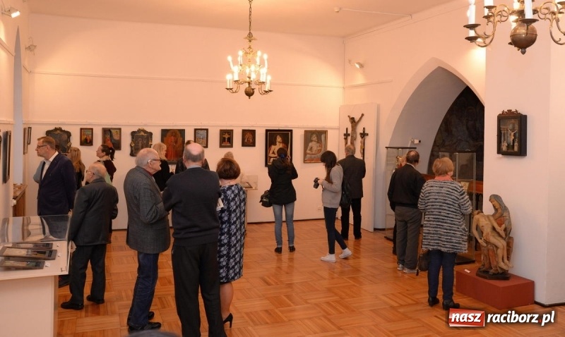 Zdjęcie w galerii na portalu naszraciborz.pl: Chrystus w sztuce ludowej. Wernisaż wystawy w Muzeum  wiadomości z regionu