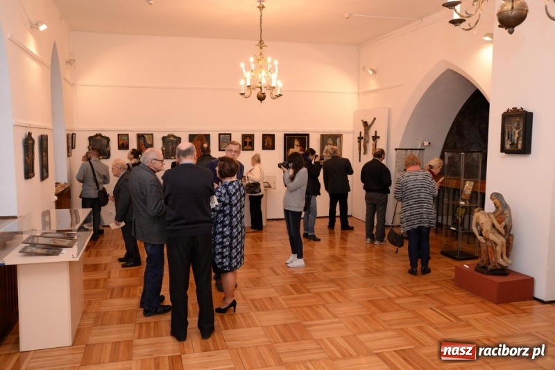 Zdjęcie w galerii na portalu naszraciborz.pl: Chrystus w sztuce ludowej. Wernisaż wystawy w Muzeum  wiadomości z regionu