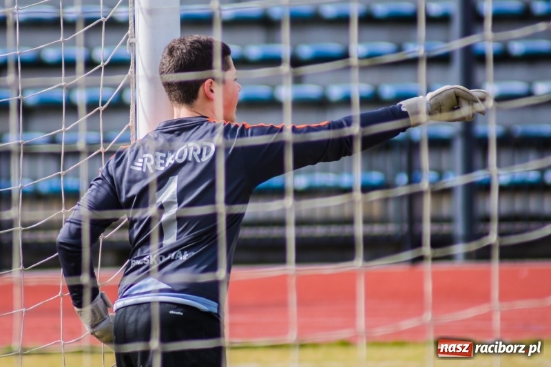Zdjęcie w galerii na portalu naszraciborz.pl: Nieudana inauguracja trampkarzy raciborskiej Unii wiadomości z regionu