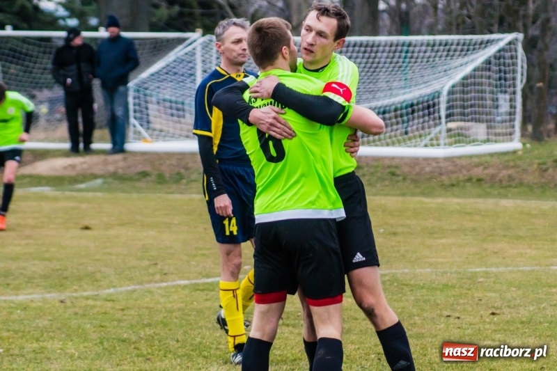 Zdjęcie w galerii na portalu naszraciborz.pl: Osiem do zera, Krzanowice żegnają outsidera wiadomości z regionu