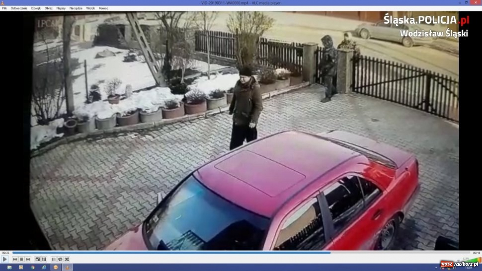 Zdjęcie w galerii na portalu naszraciborz.pl: Policja szuka tych mężczyzn. Pokazuje jak włamują się do domu [wideo] wiadomości z regionu