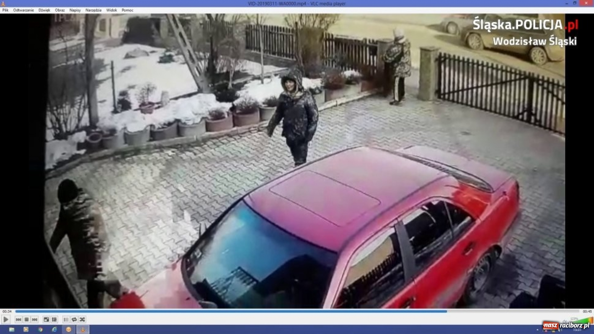 Zdjęcie w galerii na portalu naszraciborz.pl: Policja szuka tych mężczyzn. Pokazuje jak włamują się do domu [wideo] wiadomości z regionu