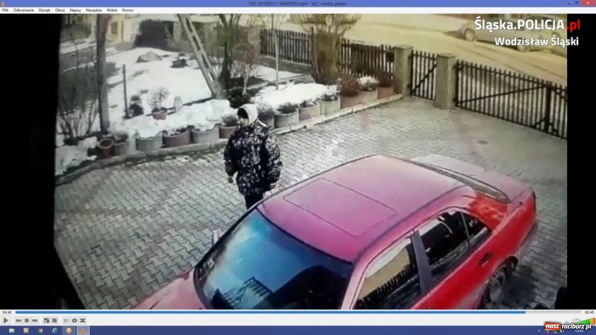 Zdjęcie w galerii na portalu naszraciborz.pl: Policja szuka tych mężczyzn. Pokazuje jak włamują się do domu [wideo] wiadomości z regionu