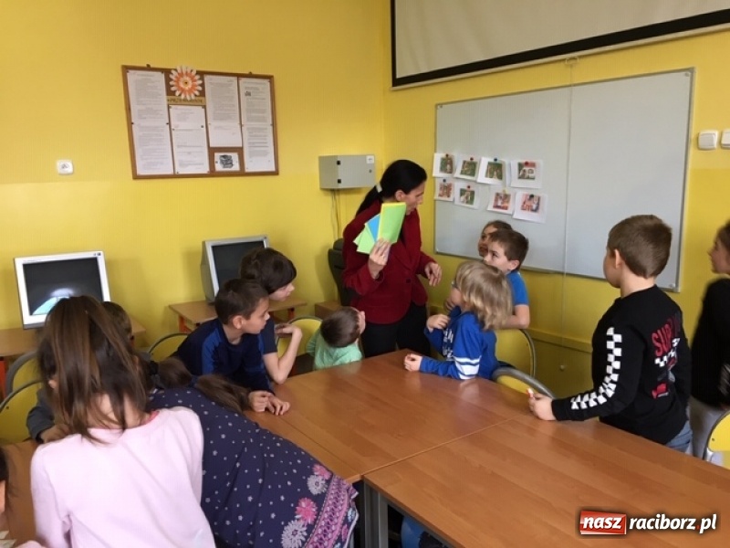 Zdjęcie w galerii na portalu naszraciborz.pl: Pierwszoklasiści zostali pasowani na czytelników wiadomości z regionu