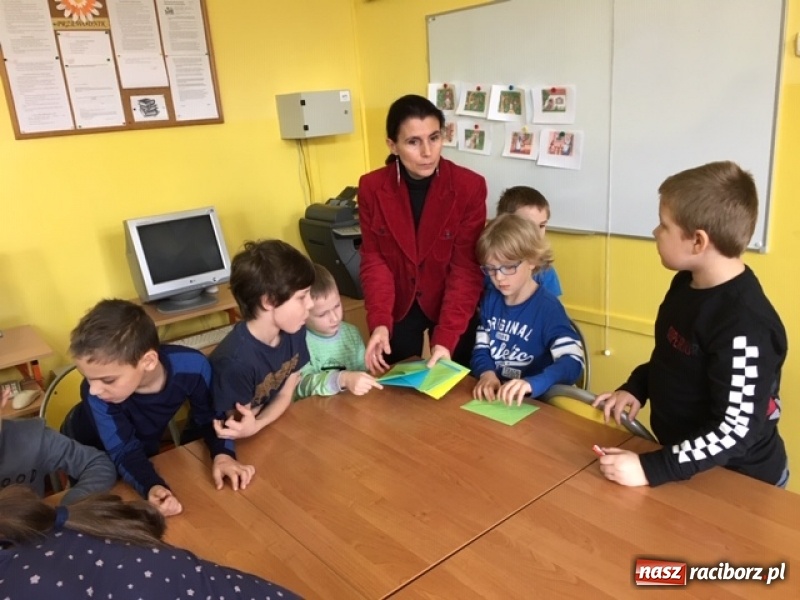 Zdjęcie w galerii na portalu naszraciborz.pl: Pierwszoklasiści zostali pasowani na czytelników wiadomości z regionu