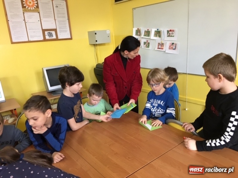 Zdjęcie w galerii na portalu naszraciborz.pl: Pierwszoklasiści zostali pasowani na czytelników wiadomości z regionu