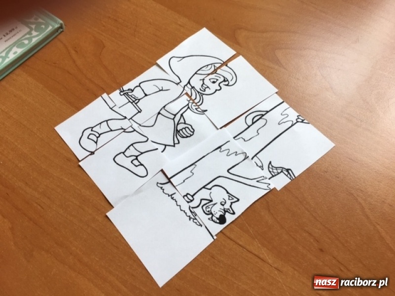 Zdjęcie w galerii na portalu naszraciborz.pl: Pierwszoklasiści zostali pasowani na czytelników wiadomości z regionu