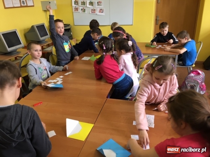 Zdjęcie w galerii na portalu naszraciborz.pl: Pierwszoklasiści zostali pasowani na czytelników wiadomości z regionu