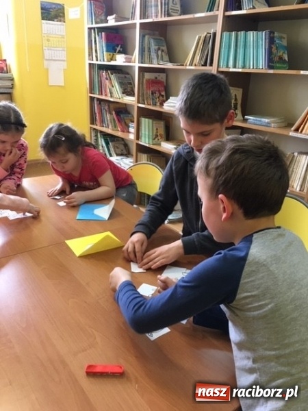 Zdjęcie w galerii na portalu naszraciborz.pl: Pierwszoklasiści zostali pasowani na czytelników wiadomości z regionu