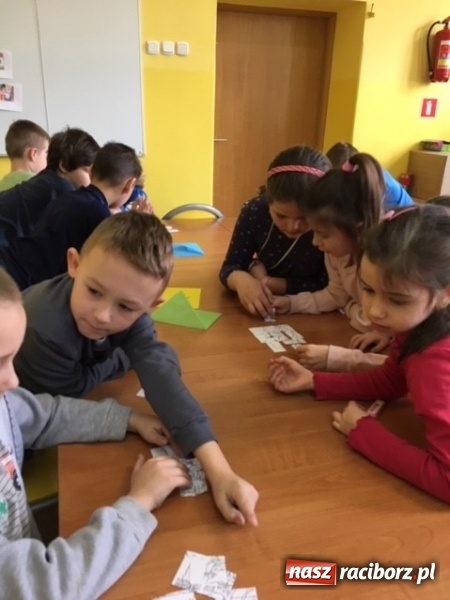 Zdjęcie w galerii na portalu naszraciborz.pl: Pierwszoklasiści zostali pasowani na czytelników wiadomości z regionu