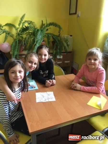 Zdjęcie w galerii na portalu naszraciborz.pl: Pierwszoklasiści zostali pasowani na czytelników wiadomości z regionu