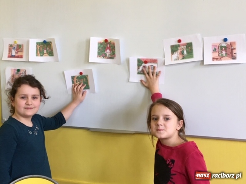 Zdjęcie w galerii na portalu naszraciborz.pl: Pierwszoklasiści zostali pasowani na czytelników wiadomości z regionu