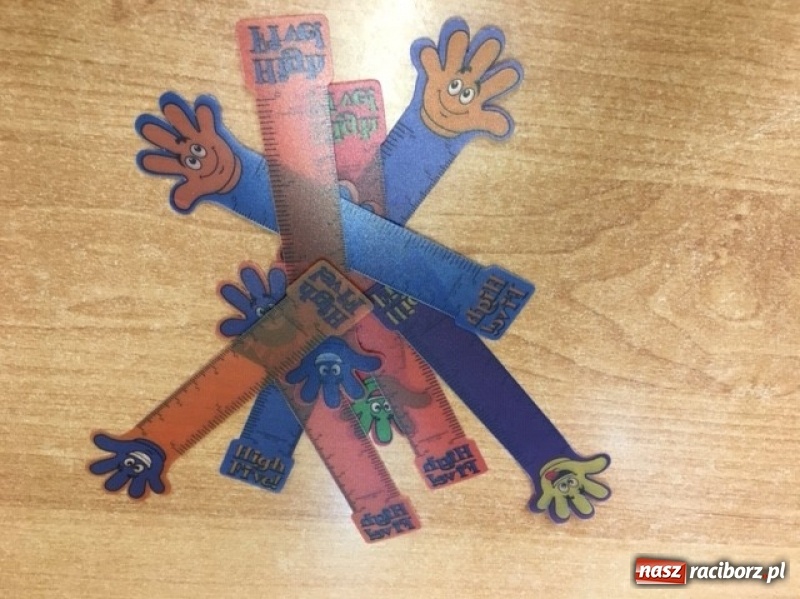 Zdjęcie w galerii na portalu naszraciborz.pl: Pierwszoklasiści zostali pasowani na czytelników wiadomości z regionu