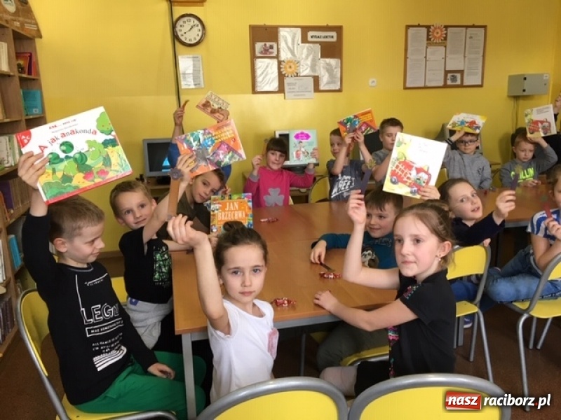 Zdjęcie w galerii na portalu naszraciborz.pl: Pierwszoklasiści zostali pasowani na czytelników wiadomości z regionu