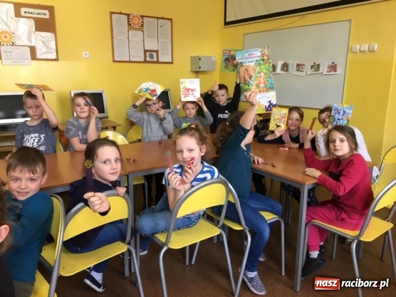 Zdjęcie w galerii na portalu naszraciborz.pl: Pierwszoklasiści zostali pasowani na czytelników wiadomości z regionu