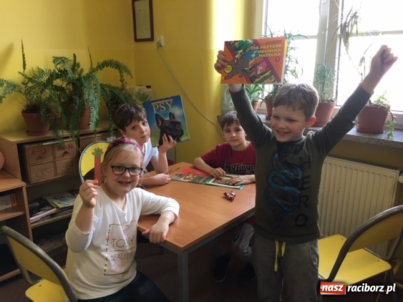 Zdjęcie w galerii na portalu naszraciborz.pl: Pierwszoklasiści zostali pasowani na czytelników wiadomości z regionu