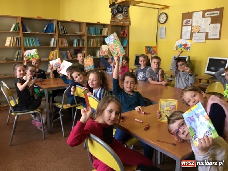 Zdjęcie w galerii na portalu naszraciborz.pl: Pierwszoklasiści zostali pasowani na czytelników wiadomości z regionu