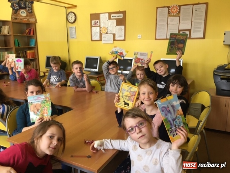 Zdjęcie w galerii na portalu naszraciborz.pl: Pierwszoklasiści zostali pasowani na czytelników wiadomości z regionu