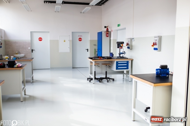 Zdjęcie w galerii na portalu naszraciborz.pl: W raciborskim Mechaniku otwarto nowe pracownie zawodowe wiadomości z regionu