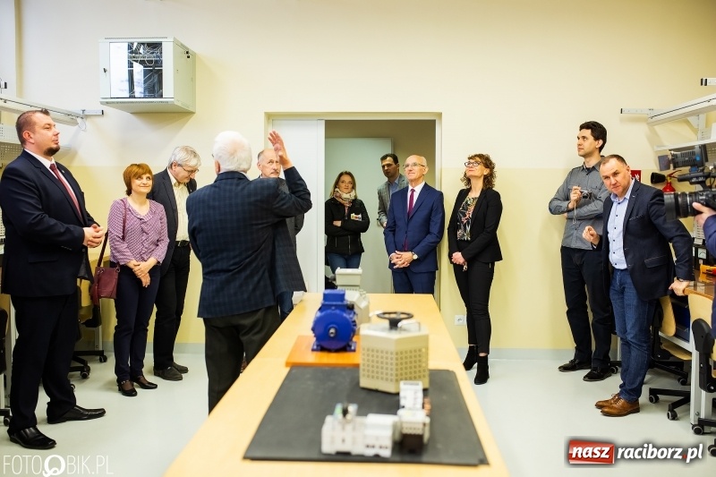 Zdjęcie w galerii na portalu naszraciborz.pl: W raciborskim Mechaniku otwarto nowe pracownie zawodowe wiadomości z regionu