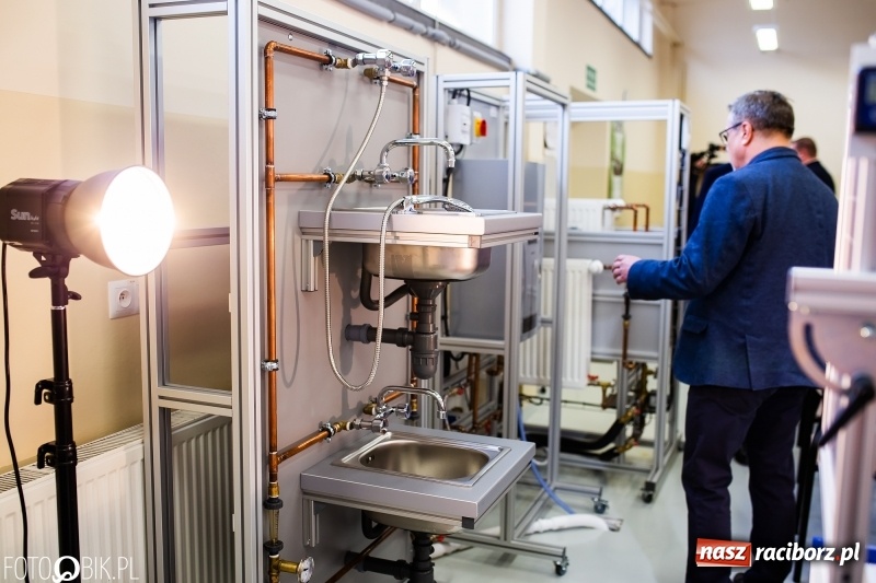 Zdjęcie w galerii na portalu naszraciborz.pl: W raciborskim Mechaniku otwarto nowe pracownie zawodowe wiadomości z regionu