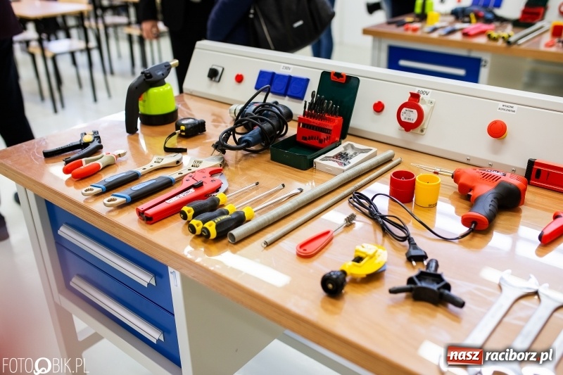 Zdjęcie w galerii na portalu naszraciborz.pl: W raciborskim Mechaniku otwarto nowe pracownie zawodowe wiadomości z regionu