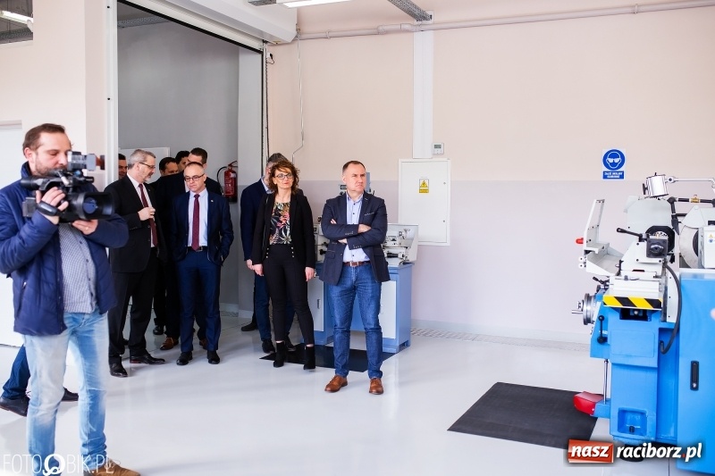 Zdjęcie w galerii na portalu naszraciborz.pl: W raciborskim Mechaniku otwarto nowe pracownie zawodowe wiadomości z regionu