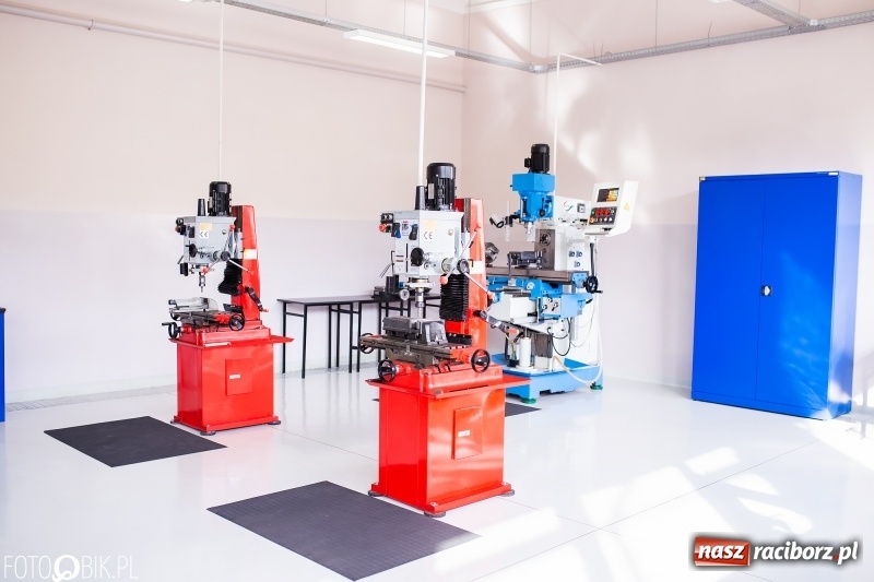 Zdjęcie w galerii na portalu naszraciborz.pl: W raciborskim Mechaniku otwarto nowe pracownie zawodowe wiadomości z regionu