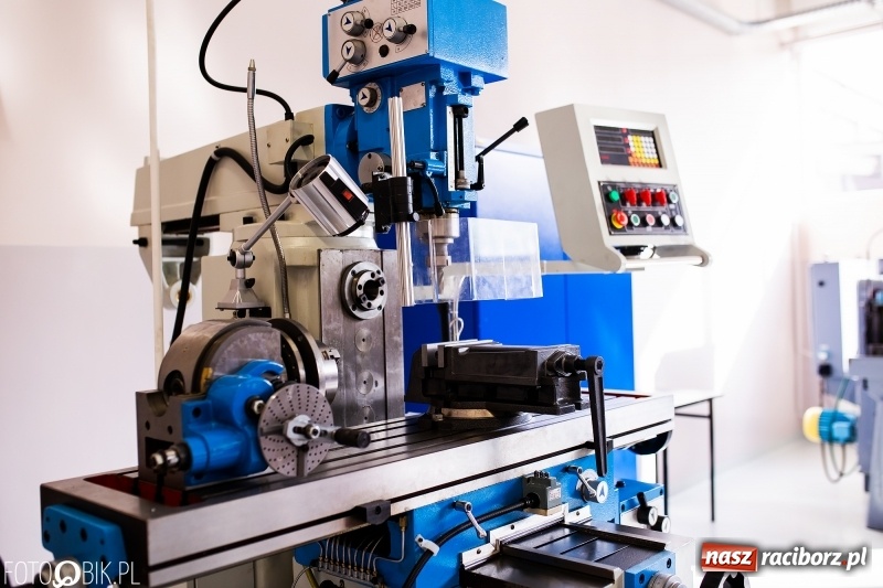 Zdjęcie w galerii na portalu naszraciborz.pl: W raciborskim Mechaniku otwarto nowe pracownie zawodowe wiadomości z regionu