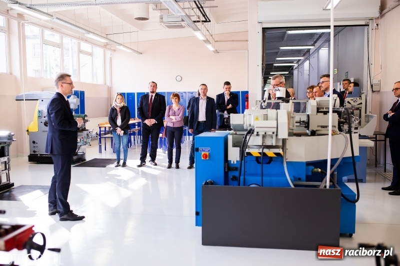 Zdjęcie w galerii na portalu naszraciborz.pl: W raciborskim Mechaniku otwarto nowe pracownie zawodowe wiadomości z regionu