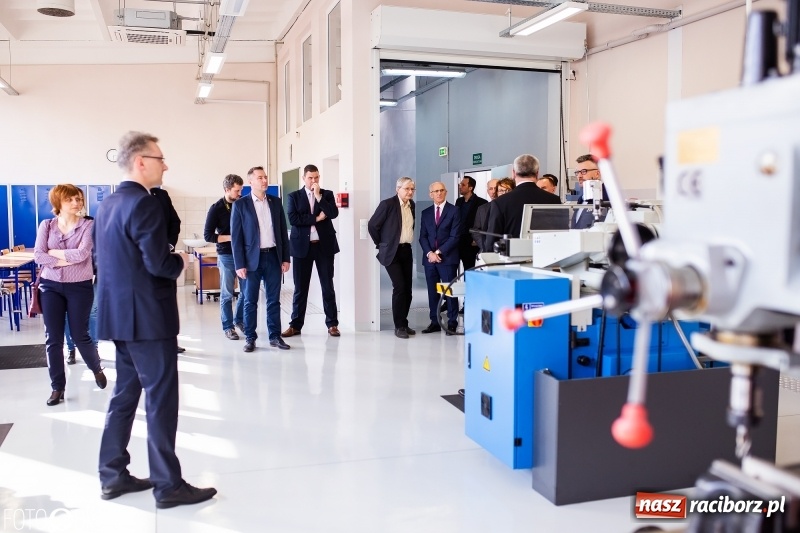 Zdjęcie w galerii na portalu naszraciborz.pl: W raciborskim Mechaniku otwarto nowe pracownie zawodowe wiadomości z regionu