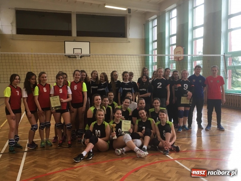 Zdjęcie w galerii na portalu naszraciborz.pl: Siatkarki SP 18 najlepsze w miejskich finałach wiadomości z regionu