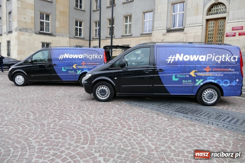 Zdjęcie w galerii na portalu naszraciborz.pl: Busy Nowej Piątki ruszyły w teren. Także na Śląsku wiadomości z regionu