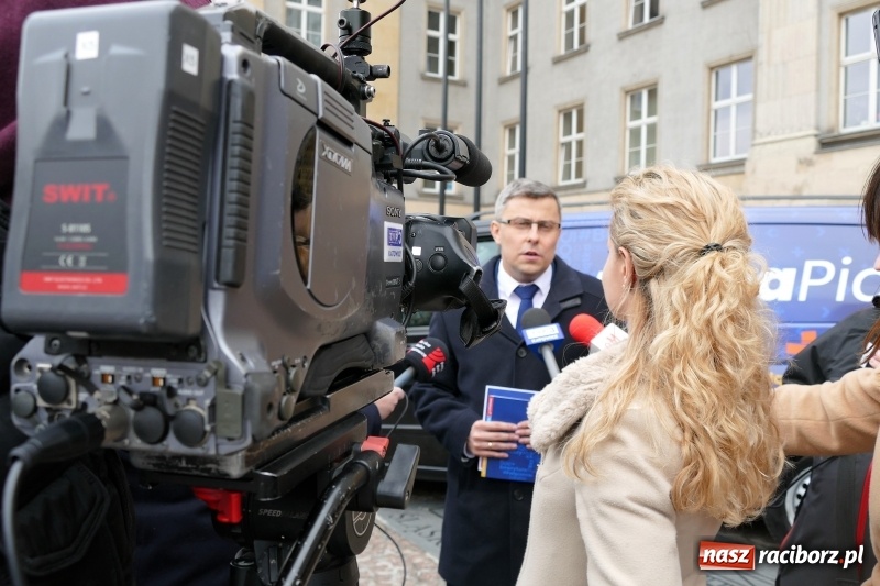 Zdjęcie w galerii na portalu naszraciborz.pl: Busy Nowej Piątki ruszyły w teren. Także na Śląsku wiadomości z regionu