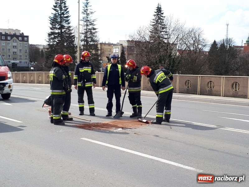 Zdjęcie w galerii na portalu naszraciborz.pl: Warto uważać. Zderzenie na moście  wiadomości z regionu