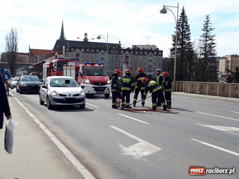 Zdjęcie w galerii na portalu naszraciborz.pl: Warto uważać. Zderzenie na moście  wiadomości z regionu