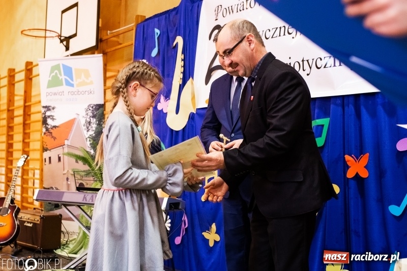 Zdjęcie w galerii na portalu naszraciborz.pl: II Powiatowy Festiwal Piosenki Turystycznej, Harcerskiej i Patriotycznej w Krzanowicach wiadomości z regionu
