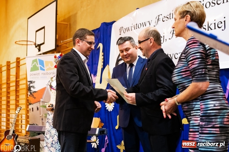 Zdjęcie w galerii na portalu naszraciborz.pl: II Powiatowy Festiwal Piosenki Turystycznej, Harcerskiej i Patriotycznej w Krzanowicach wiadomości z regionu