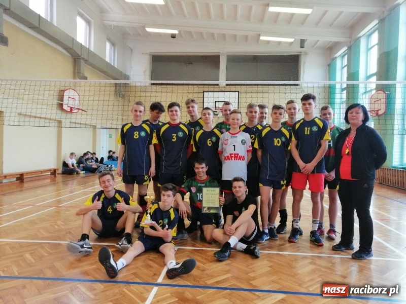 Zdjęcie w galerii na portalu naszraciborz.pl: Finały miejskie w siatkówce chłopców za nami wiadomości z regionu