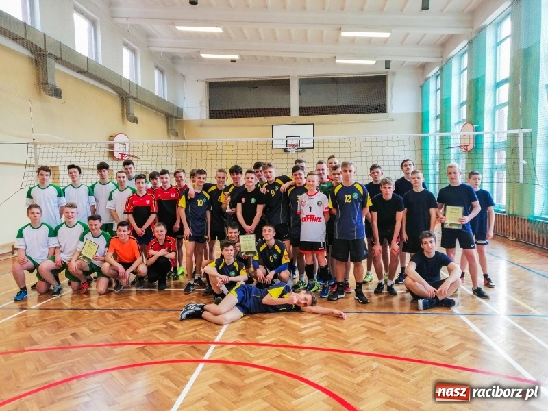 Zdjęcie w galerii na portalu naszraciborz.pl: Finały miejskie w siatkówce chłopców za nami wiadomości z regionu