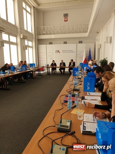 Zdjęcie w galerii na portalu naszraciborz.pl: Rektor PWSZ w Raciborzu na Międzynarodowym Seminarium w Warszawie wiadomości z regionu